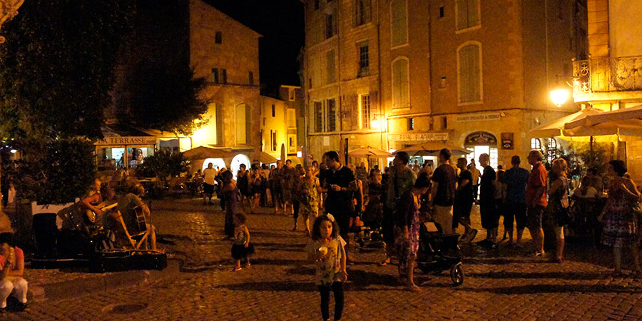 Pézenas med sitt härliga nattliv om sommaren.