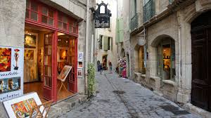 Pézenas trånga gränder med hantverksbutiker, konst, musik och " le Poulain" som dyker upp då och då under sommaren!